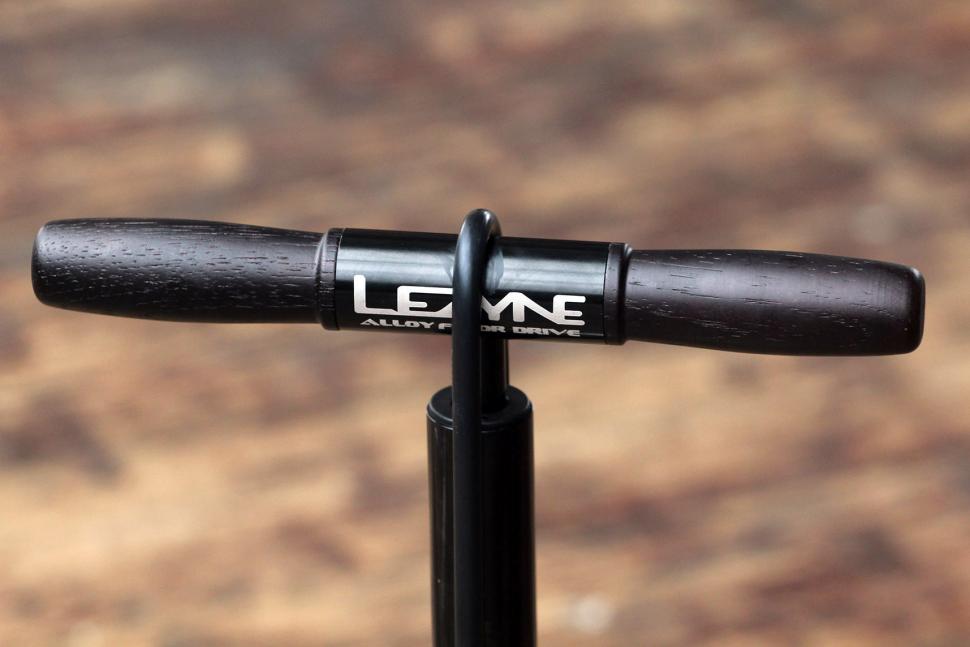 Review Lezyne Alloy Floor Drive pump road.cc